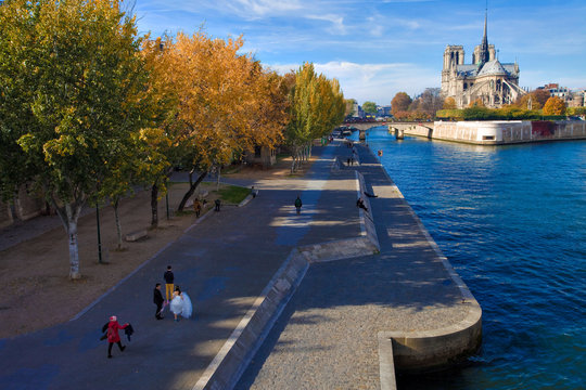 Mari&eacute;s sur le Quai de la Tournelle, Paris 