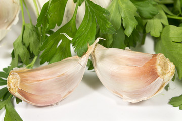 Two cloves of garlic and leaves of fresh parsley