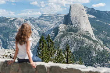 Crédence de cuisine en verre imprimé Half Dome Woman at Glacier Point, in Yosemite National Park, looking at Half Dome