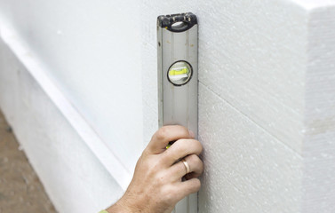 Naklejka premium Check flatness of the wall using a level