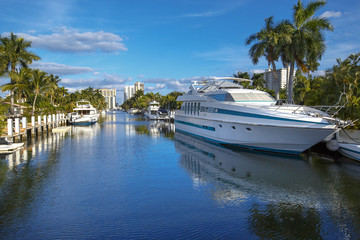 Luxurious yacht and waterfront homes in Fort Lauderdale - obrazy, fototapety, plakaty
