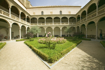 Fototapeta na wymiar Archways and center garden Toledo, Spain