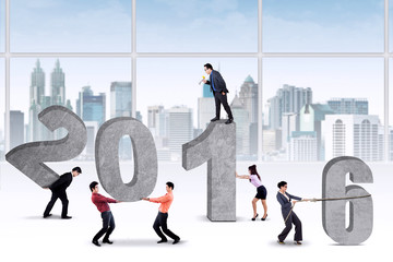 Entrepreneurs arrange numbers 2016 in office