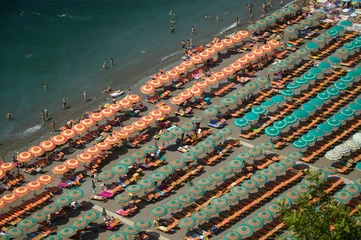 Cercles muraux Plage de Positano, côte amalfitaine, Italie Elevated pattern view of famous beach umbrellas of Amalfi, a town in the province of Salerno, in the region of Campania, Italy, on the Gulf of Salerno, 24 miles southeast of Naples