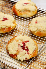 Bun pie with strawberries and crumble