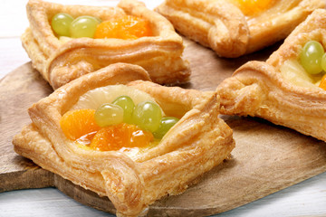 Cream puff pastry with fruit