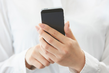 携帯電話を使う女性
