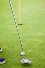 Obraz premium Aiming for the golf hole