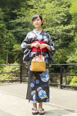 若い女性　浴衣　和服　黒髪　全身　ポートレート