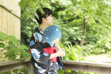 若い女性　浴衣　和服　黒髪　内輪　横顔