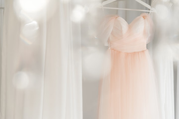 Персиковое свадебное платье