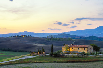 Fototapeta premium farmhouse in the Tuscan hills of the beautiful autumn morning 