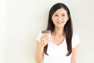 コーヒーを飲む女性