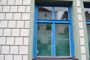 Blauer Fensterrahmen