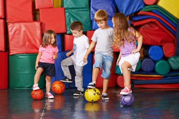 Kinder spielen mit Bällen Fußball