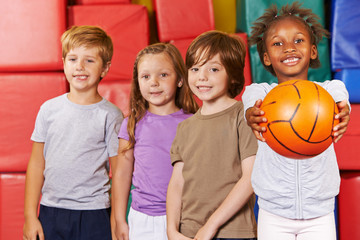 Mannschaft Kinder mit Basketball in Turnhalle