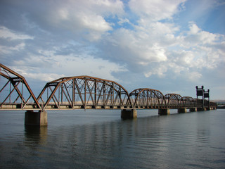Fototapeta na wymiar Railroad bridge over Columbia river