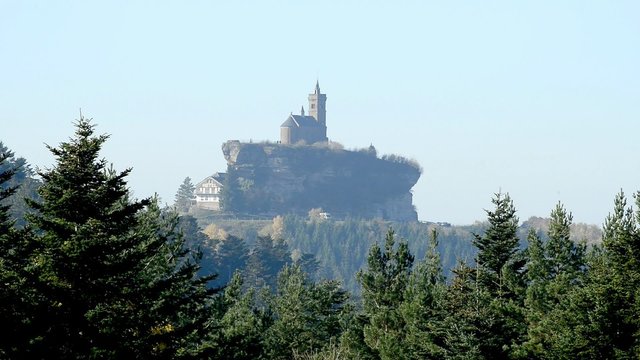 
Blick auf den Felsen von Dabo und die neue Kapelle f&uuml;r Papst IX aus dem 11. Jahrhundert errichtet 1890