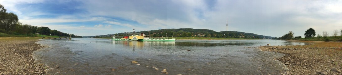 Fototapeta na wymiar Raddampfer auf der Elbe, stromaufwärts