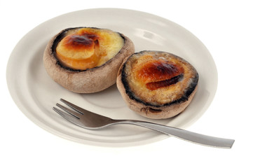 Assiette de champignons farcis au fromage