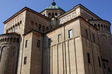 Fototapeta na wymiar Parme, le chevet de la cathédrale de style roman-lombard, Italie