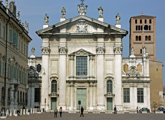 Fototapeta na wymiar Mantoue, façade baroque de la cathédrale San Pietro, Italie