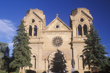 Fototapeta premium Mission building in downtown Santa Fe New Mexico