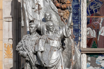 Obraz premium Soviet sculptural composition on the All-Russia Exhibition Centre (VDNH)