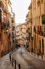 Fototapeta premium Wąska ulica w dzielnicy Lavapies w Madrycie.