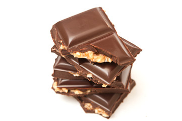 carrés de chocolat aux noisettes sur fond blanc