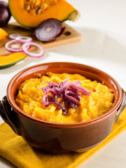 Vellutata di zucca con cipolla rossa, fuoco selettivo