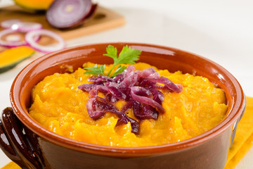 Mousse di zucca con cipolla rossa, close-up, fuoco selettivo