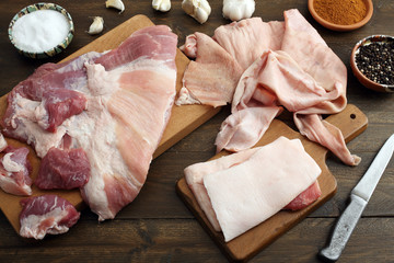 carne cruda di maiale su tavolo di legno rustico