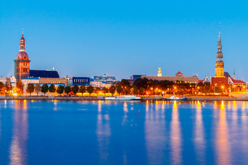 Obraz premium Riga. View the Church of St. Peter at night.