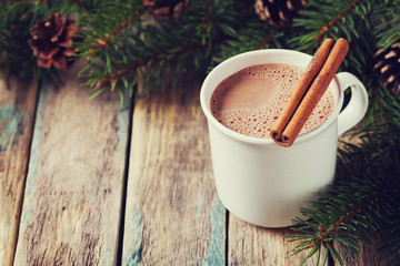 Tasse de chocolat chaud ou de chocolat chaud sur fond de bois avec sapin et bâtons de cannelle, boisson traditionnelle pour l& 39 hiver, tonification vintage
