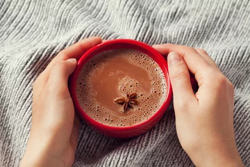 Papier Peint photo autocollant Chocolat Mains de femme tenant une tasse de chocolat chaud ou de chocolat chaud sur fond tricoté, boisson traditionnelle pour l& 39 hiver, photo de style de vie