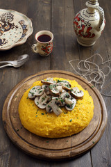 vista dall'alto polenta con funghi su tavolo di legno rustico