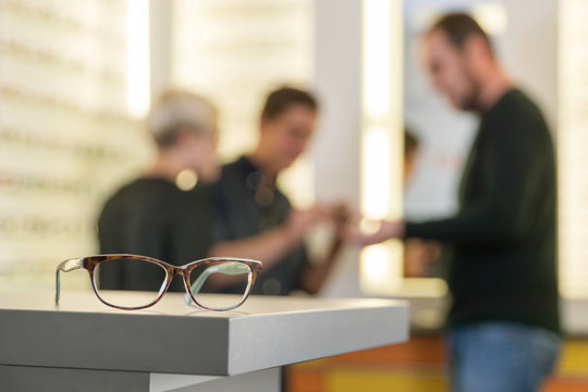 Brillengestell im Verkaufsraum beim Optiker