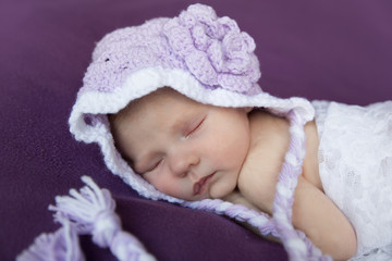 Fototapeta na wymiar Neugeborenes mit Mütze