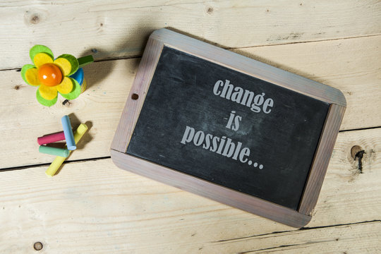 Lavagna con scritta " cambiare è possibile"