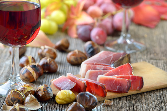 S&uuml;dtiroler Bauernspeck und hei&szlig;e Maroni, dazu ein Glas Vernatsch