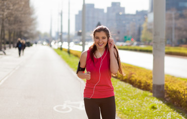 Obraz premium Young beautiful woman running in the city