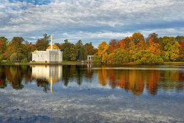 Fototapeta na wymiar golden autumn in in Catherine park, Tsarskoye Selo (Pushkin)