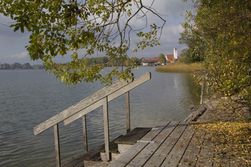 Holzsteg am Riegsee, Herbstlandschaft