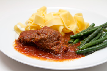 Kalbsbäckchen mit Bandnudeln und Bohnen