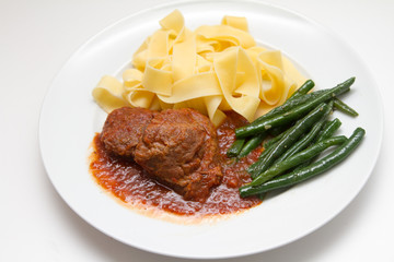 Kalbsbäckchen mit Bandnudeln und Bohnen