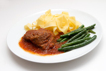 Kalbsbäckchen mit Bandnudeln und Bohnen