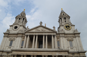 Fototapeta na wymiar Famous building with pilar façade in London