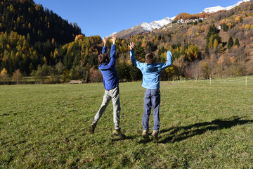 bambini nella natura gioia correre saltare divertimento bambino