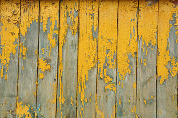 Старая деревянная  стена дома требующая покраски